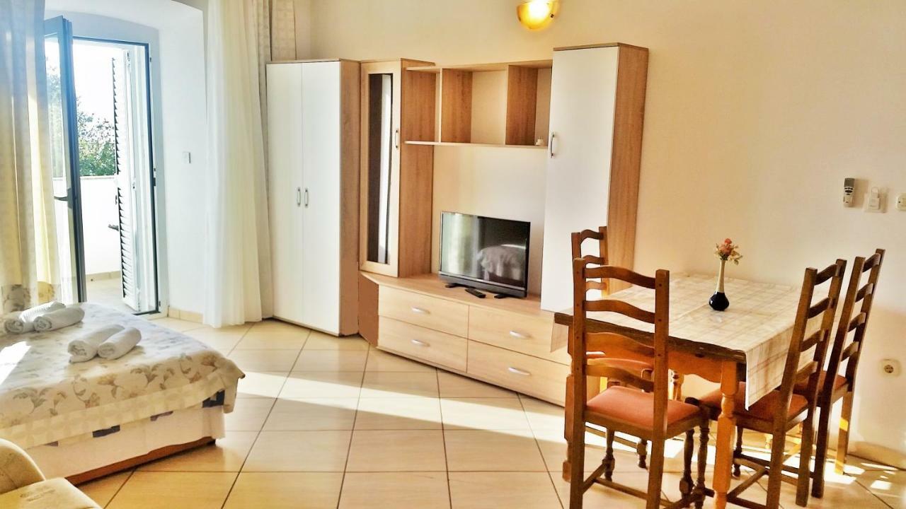 Obala Apartment & Studios Малинска Екстериор снимка