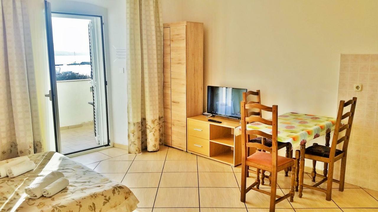 Obala Apartment & Studios Малинска Екстериор снимка