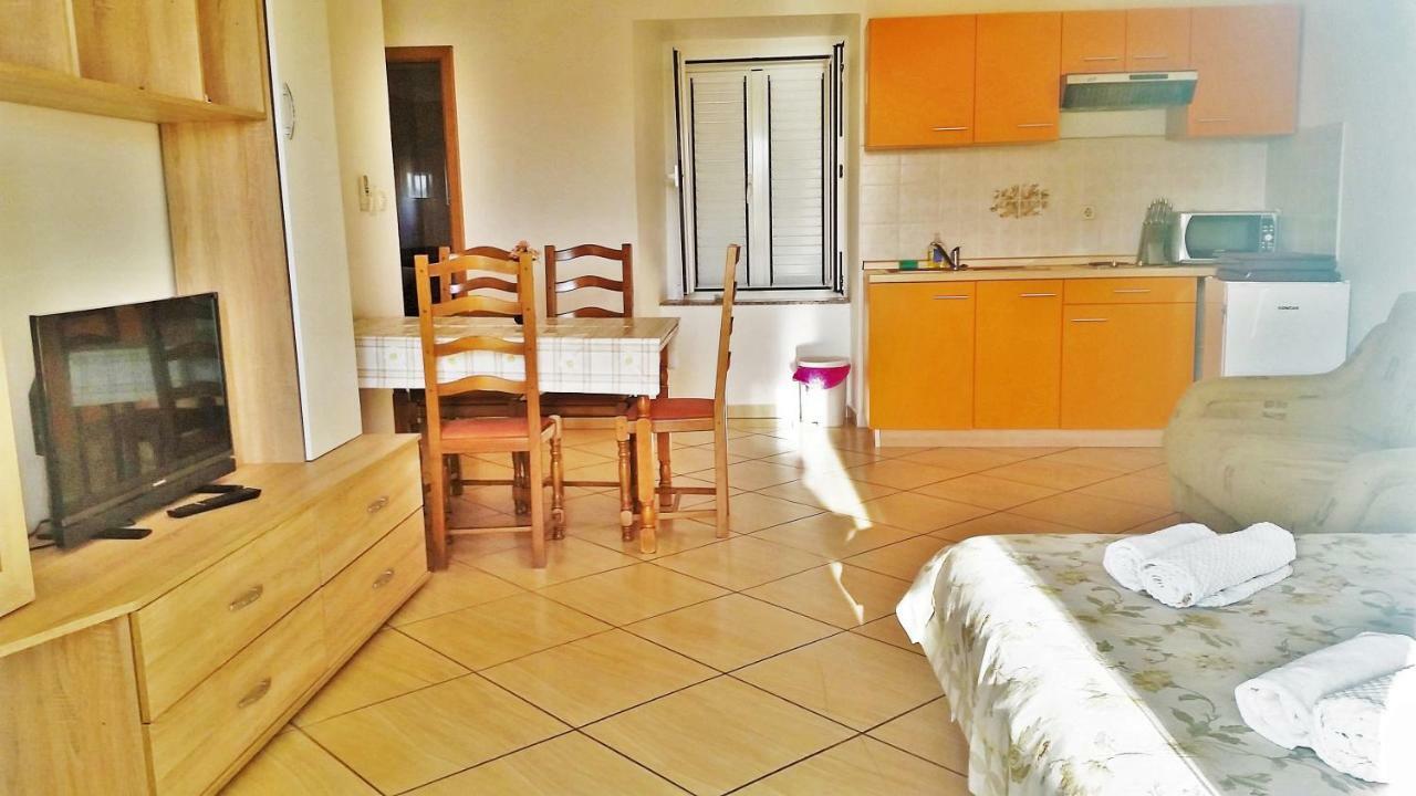 Obala Apartment & Studios Малинска Екстериор снимка