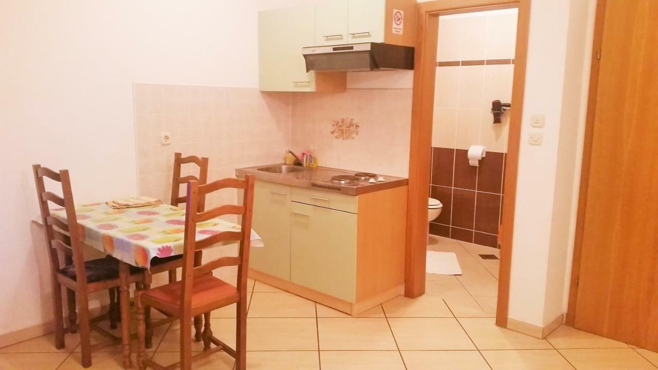 Obala Apartment & Studios Малинска Екстериор снимка