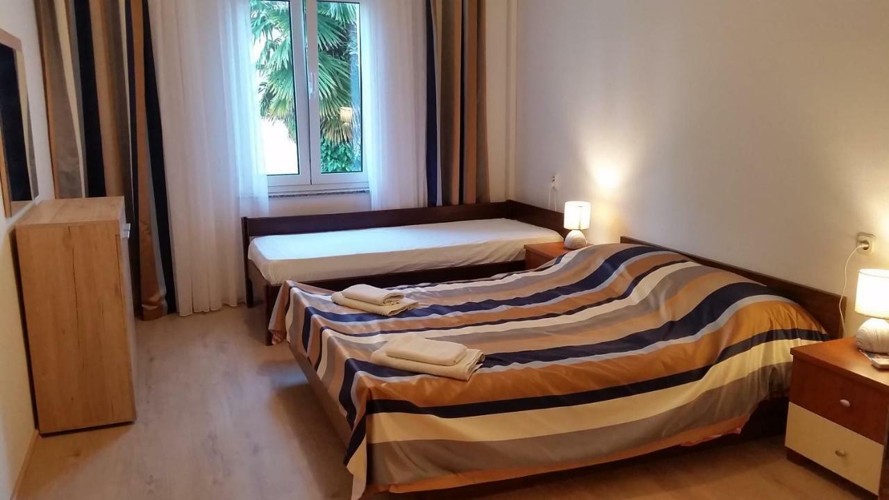 Obala Apartment & Studios Малинска Екстериор снимка